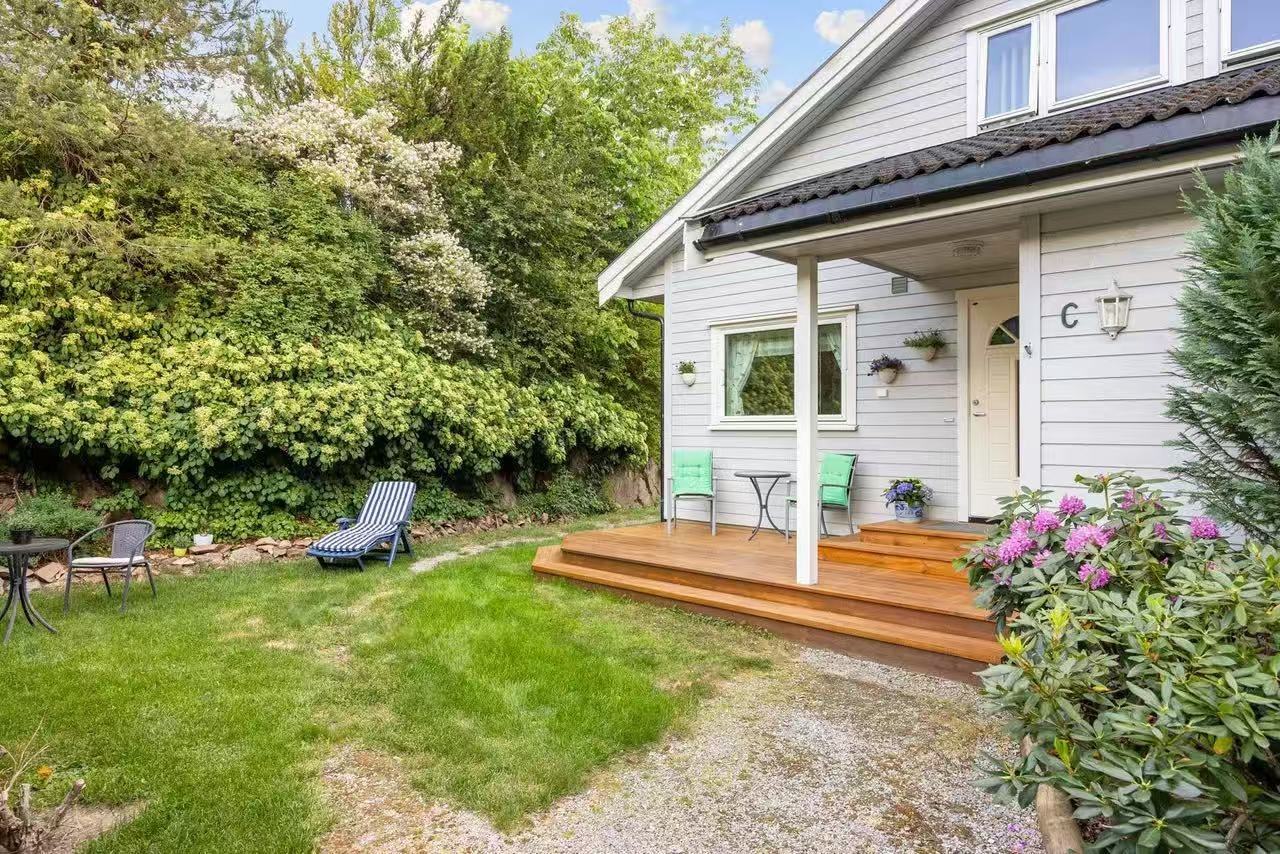 Inngang til hybel, stien på gresset på venstre side